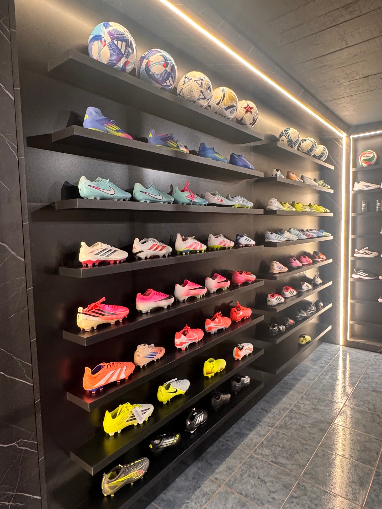 Pared de botines de fútbol